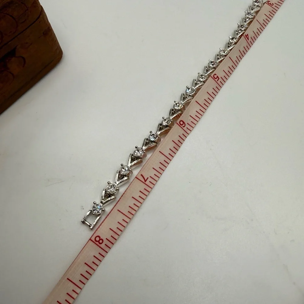 Vintage Avon Silver V-Link Rhinestone Bracelet 8”